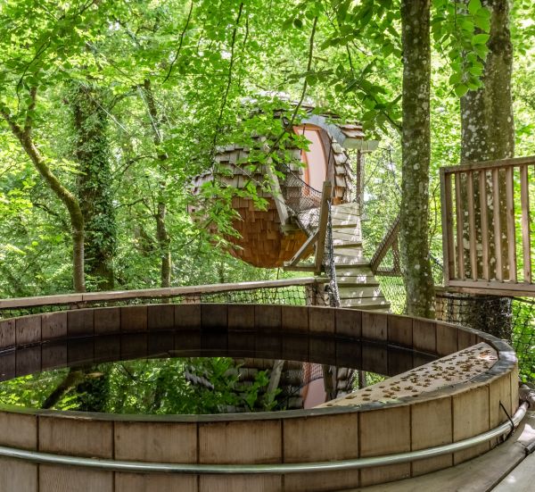 Cabane perchée Lov'nid Spa au Domaine des Vaulx en Mayenne