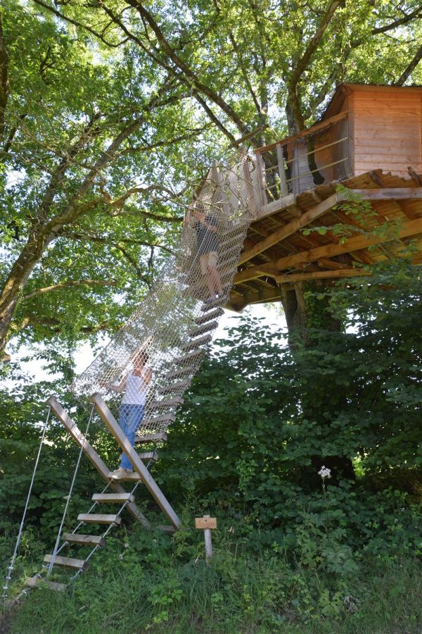 Le plaisir d'accéder à une cabane dans les arbres...