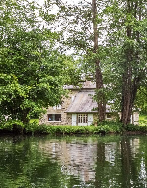 Extérieur du gîte de la Grande Île de la Poupardière - Domaine des Vaulx, hébergement insolite en Mayenne