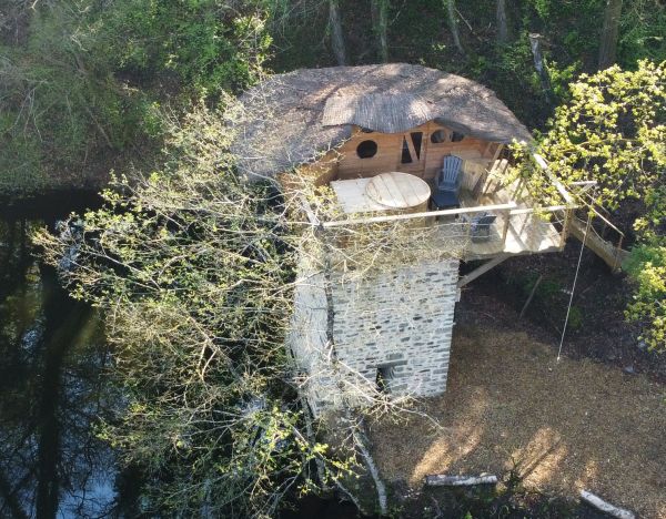 Louez votre cabane perchée avec spa au Domaine des Vaulx en Mayenne