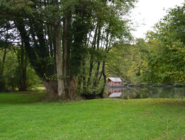 Extérieur du gîte de la Petite Île de la Poupardière, au Domaine des Vaulx en Mayenne