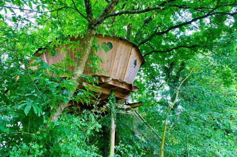 Domaine des Vaulx : Un Écrin de Verdure avec une grande diversité de Cabanes